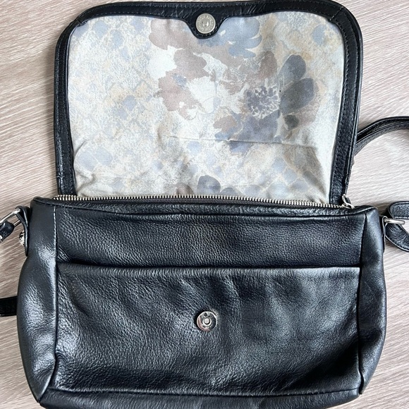 Elliott Lucca black lattice leather shoulder bag. - Picture 2 of 5